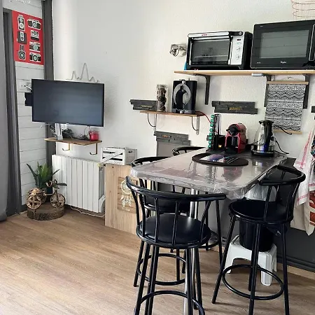 Au Centre Des Angles Avec Balcon, Casier à Skis, Et Kitchenette équipée - Fr-1-593-86 *